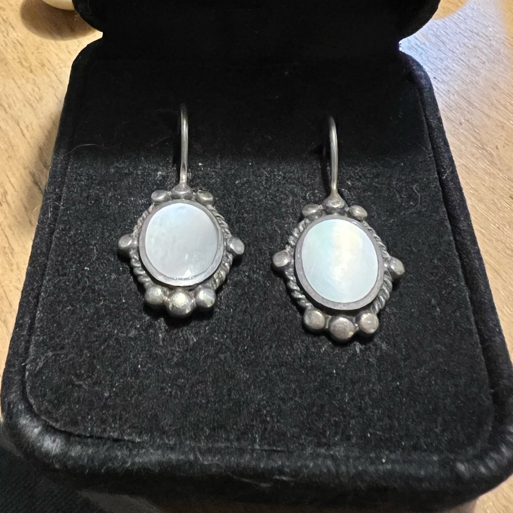 Vintage 925 mother of pearl pierced earrings. Signed and in a little velvet
Box.